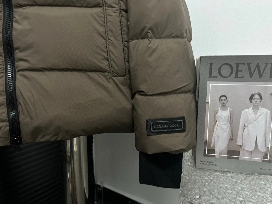 P850 𝘾𝘼𝙉𝘼𝘿𝘼 𝙂𝙊𝙊𝙎𝙀 Canada Goose Ouyang Nana second generation same style hooded couple down jacket! Goose down jacket has always been a popular element of fashion, loved by experts from all walks of life! Fashionable hooded cut, high-end customer-supplied fine goose down. High resilience, smooth zipper, strong and firm. Pockets on both sides can store small items, free your hands, and worry-free when going out. 90% white goose down filling. Black light puff style. Size: XS S M L XL XXL Color: coffee